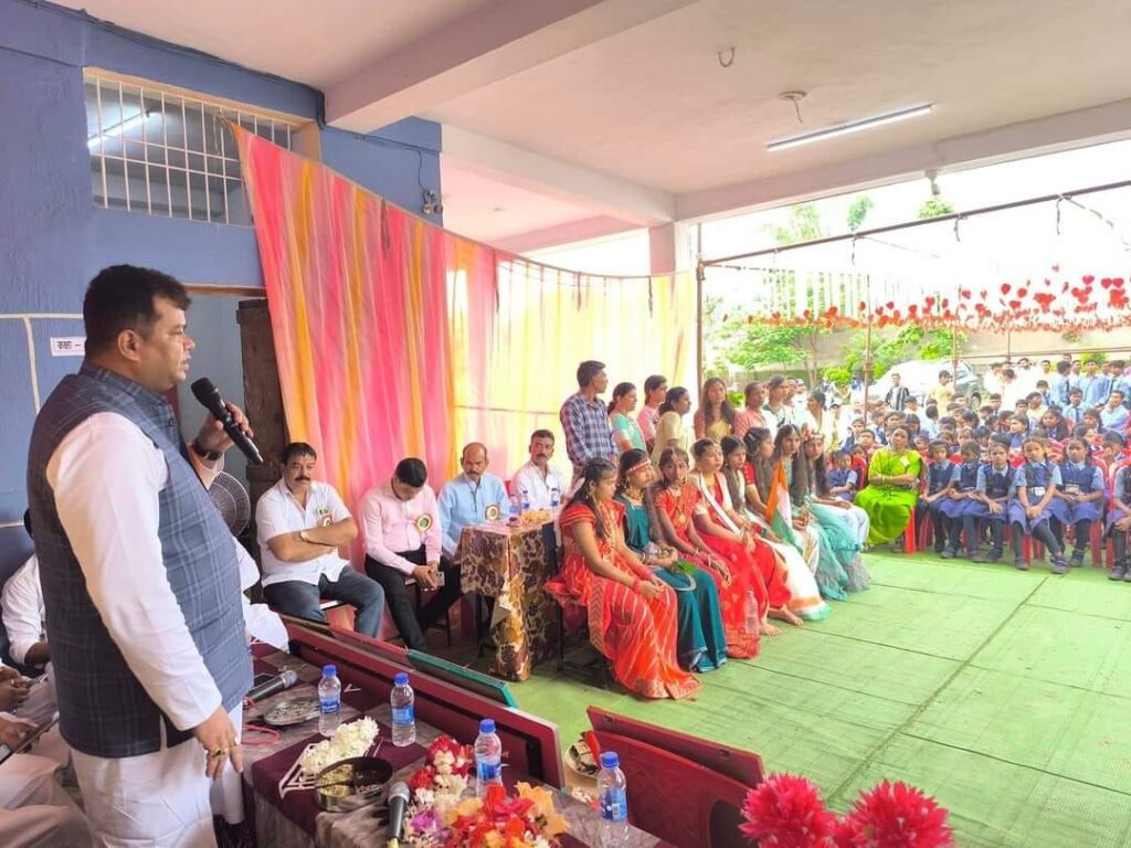 स्वतंत्रता दिवस पर विधायक संदीप साहू ने कसडोल सहित अंचल में विभिन्न जगह फहराया तिरंगा 6 img 20240816 wa01056679311575556635159