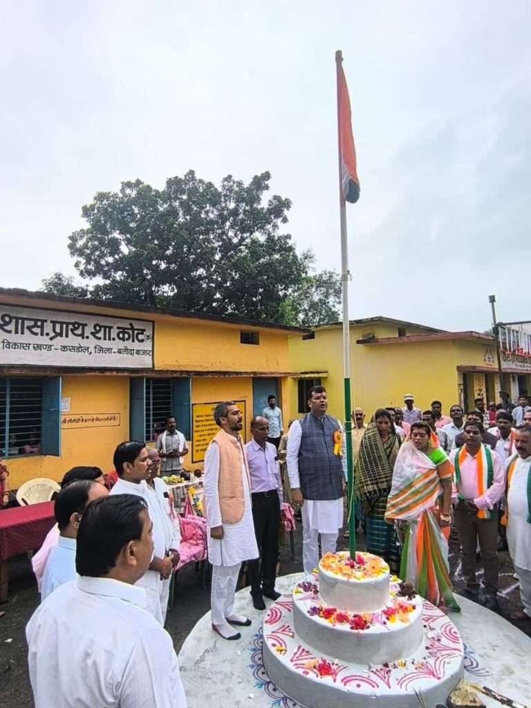 स्वतंत्रता दिवस पर विधायक संदीप साहू ने कसडोल सहित अंचल में विभिन्न जगह फहराया तिरंगा 5 img 20240816 wa0107348601107365303279