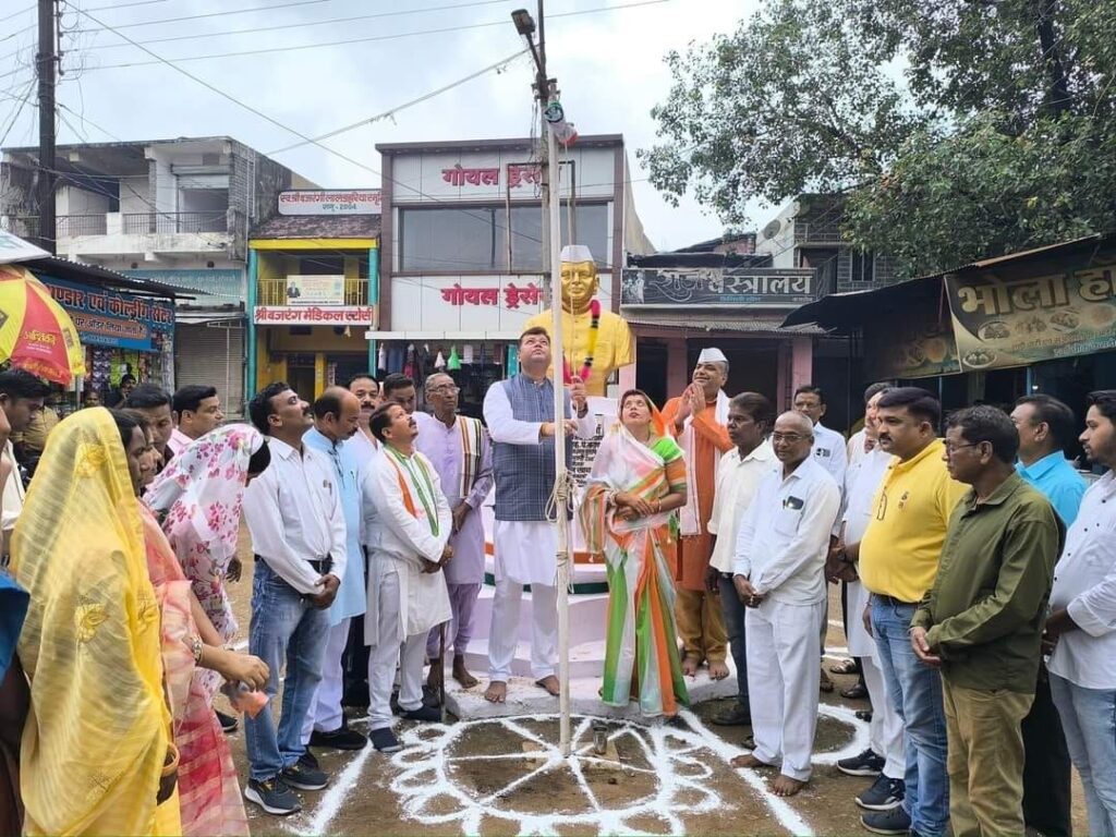 स्वतंत्रता दिवस पर विधायक संदीप साहू ने कसडोल सहित अंचल में विभिन्न जगह फहराया तिरंगा 2 img 20240816 wa01113012195208369642834