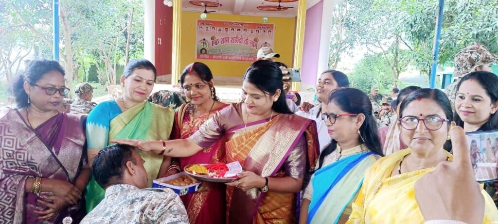 भाजपा महिला मोर्चा की कार्यकर्ता पहुंचे पांचवी बटालियन, जवानों को बांधी राखी । 1 img 20240818 wa01393223522125918929367
