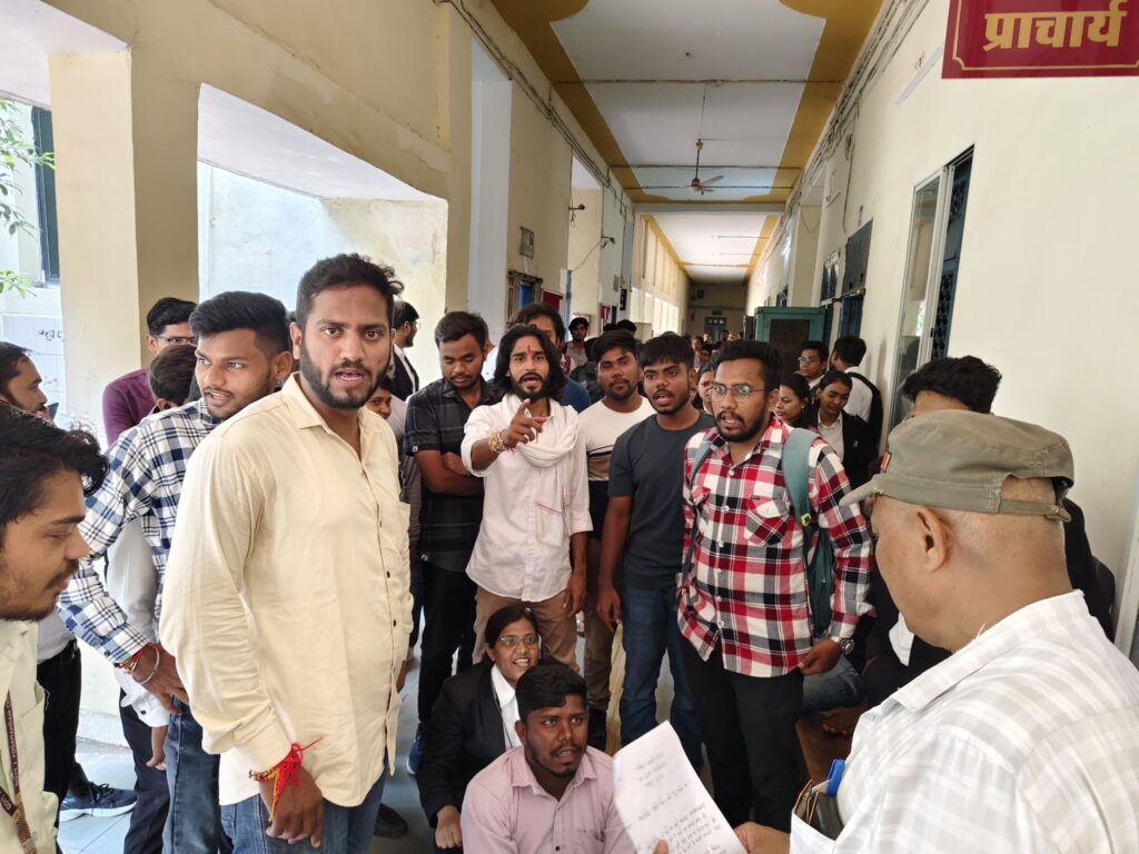 छत्तीसगढ़ कॉलेज में लॉ की फीस दोगुनी, के विरोध में छात्रों ने मुख्यमंत्री निवास में ज्ञापन सौंपा। 2 img 20240825 wa01289159501019168672965