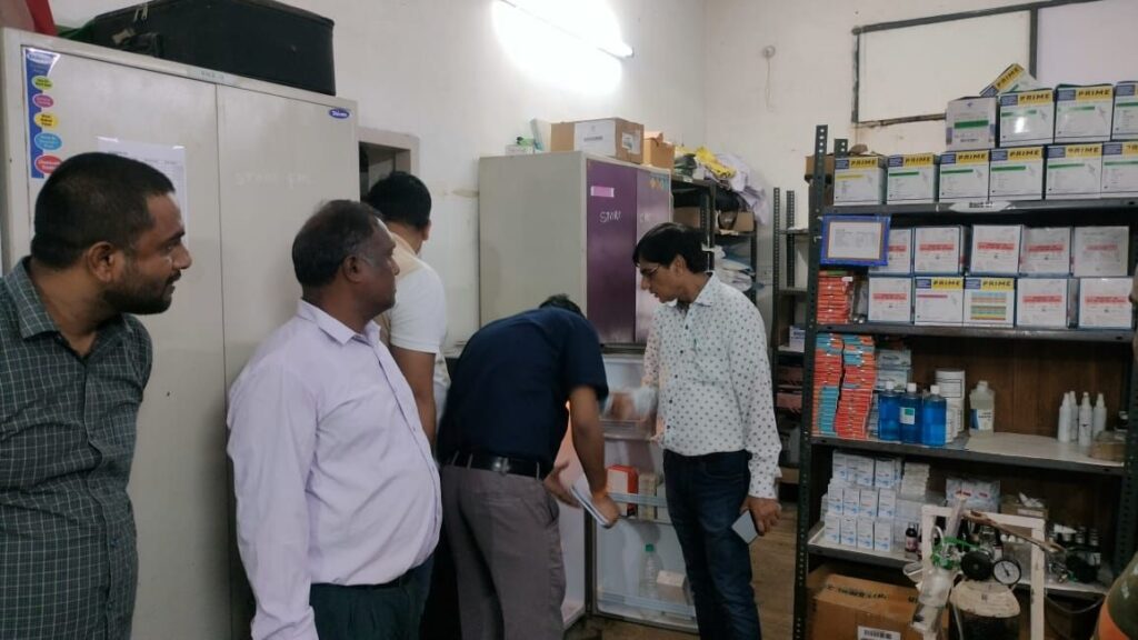 सीएमएचओ ने किया अस्पतालों का औचक निरीक्षण,कार्य में लापरवाही नही बरतने एवं गुणवत्ता पूर्ण सुविधा बढ़ाने दिए निर्देश। 2 img 20240827 wa00312159555418101447187