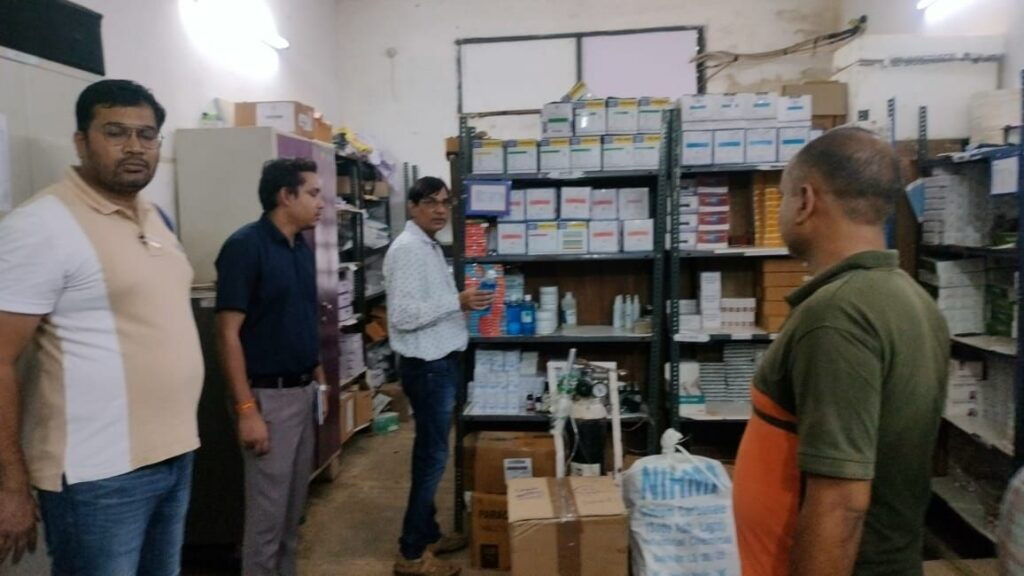 सीएमएचओ ने किया अस्पतालों का औचक निरीक्षण,कार्य में लापरवाही नही बरतने एवं गुणवत्ता पूर्ण सुविधा बढ़ाने दिए निर्देश। 1 img 20240827 wa00325159668303204250765