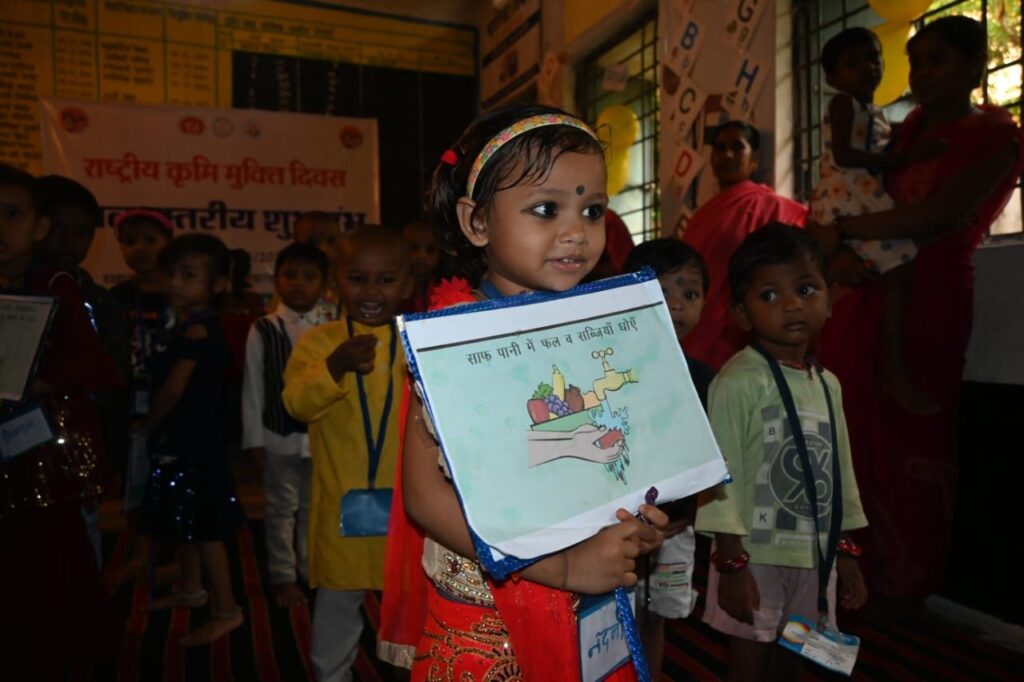 कलेक्टर ने आंगनबाड़ी पहुंचकर बच्चों को अपने हाथों से खिलाई कृमिनाशक दवाई, मनाया गया राष्ट्रीय कृमि मुक्ति दिवस। 4 img 20240829 wa00307113124317392414057