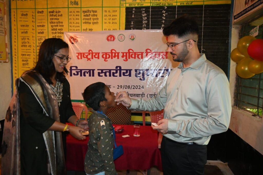कलेक्टर ने आंगनबाड़ी पहुंचकर बच्चों को अपने हाथों से खिलाई कृमिनाशक दवाई, मनाया गया राष्ट्रीय कृमि मुक्ति दिवस। 3 img 20240829 wa00311309320965179859053