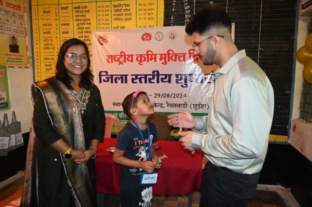 कलेक्टर ने आंगनबाड़ी पहुंचकर बच्चों को अपने हाथों से खिलाई कृमिनाशक दवाई, मनाया गया राष्ट्रीय कृमि मुक्ति दिवस। 2 img 20240829 wa0032874211650089401891