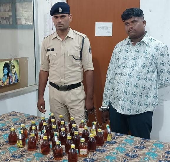 थाना भाटापारा शहर पुलिस द्वारा, अवैध रूप से बिक्री करने के लिए शराब ले जाते हुए एक आरोपी शराब कोचिया को किया गया गिरफ्तार। 1 img 20240829 wa02542051237359994765271