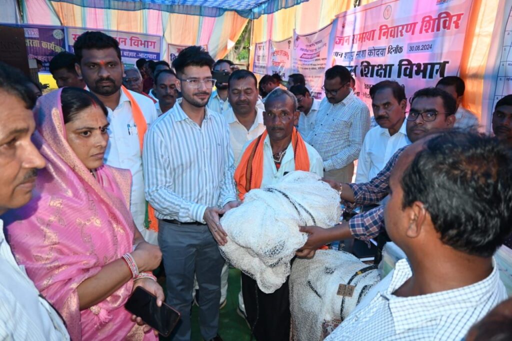 जनसमस्या निवारण शिविर में हुआ आमजनों की समस्या एवं शिकायतों का समाधान,मिले 385 आवेदन 209 का किया गया तत्काल निराकरण। 4 img 20240830 wa00325429940316882165021