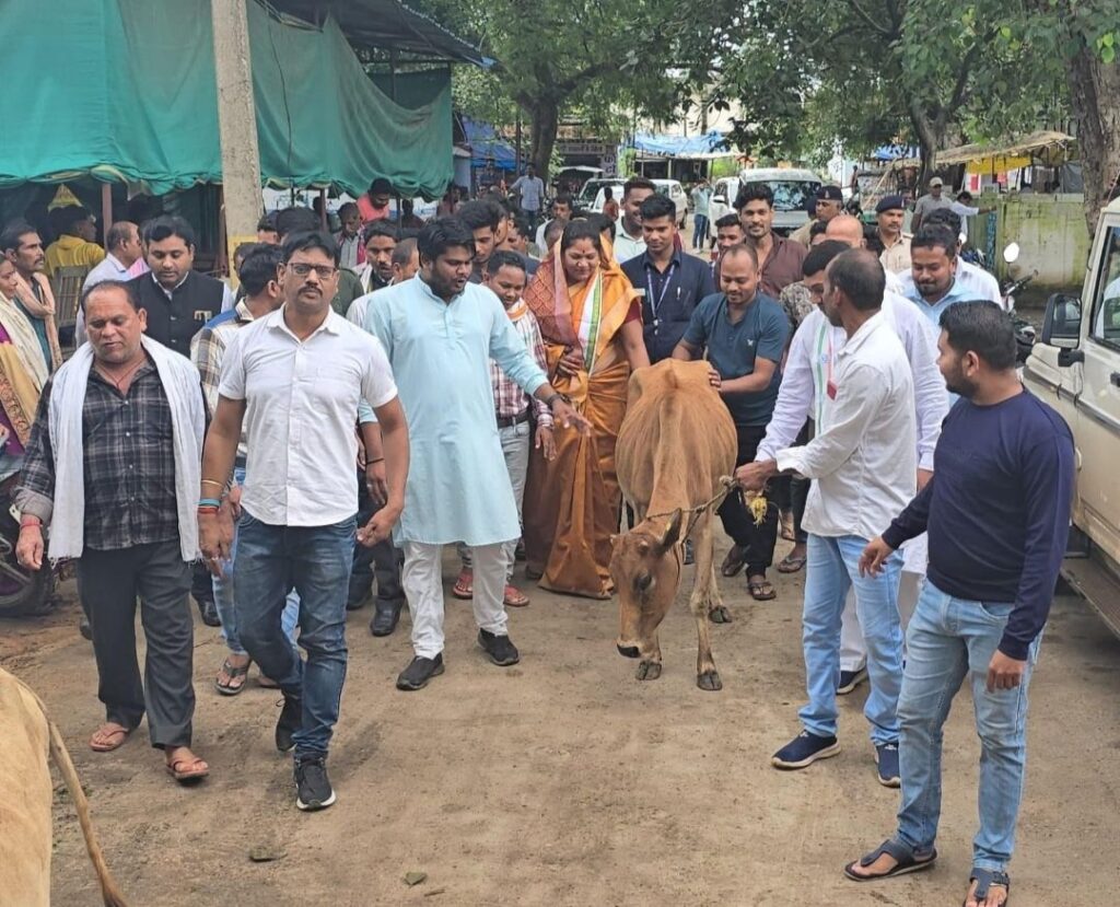 गौमाता के अपमान और जघन्य हत्या के विरोध में एसडीएम कार्यालय मे गायों को बाँध कर विरोध प्रदर्शन किया 3 img 20240817 0659307793943270080573998