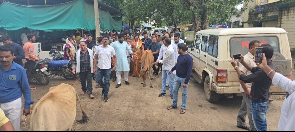 गौमाता के अपमान और जघन्य हत्या के विरोध में एसडीएम कार्यालय मे गायों को बाँध कर विरोध प्रदर्शन किया 2 img 20240817 0659516218943380662628688