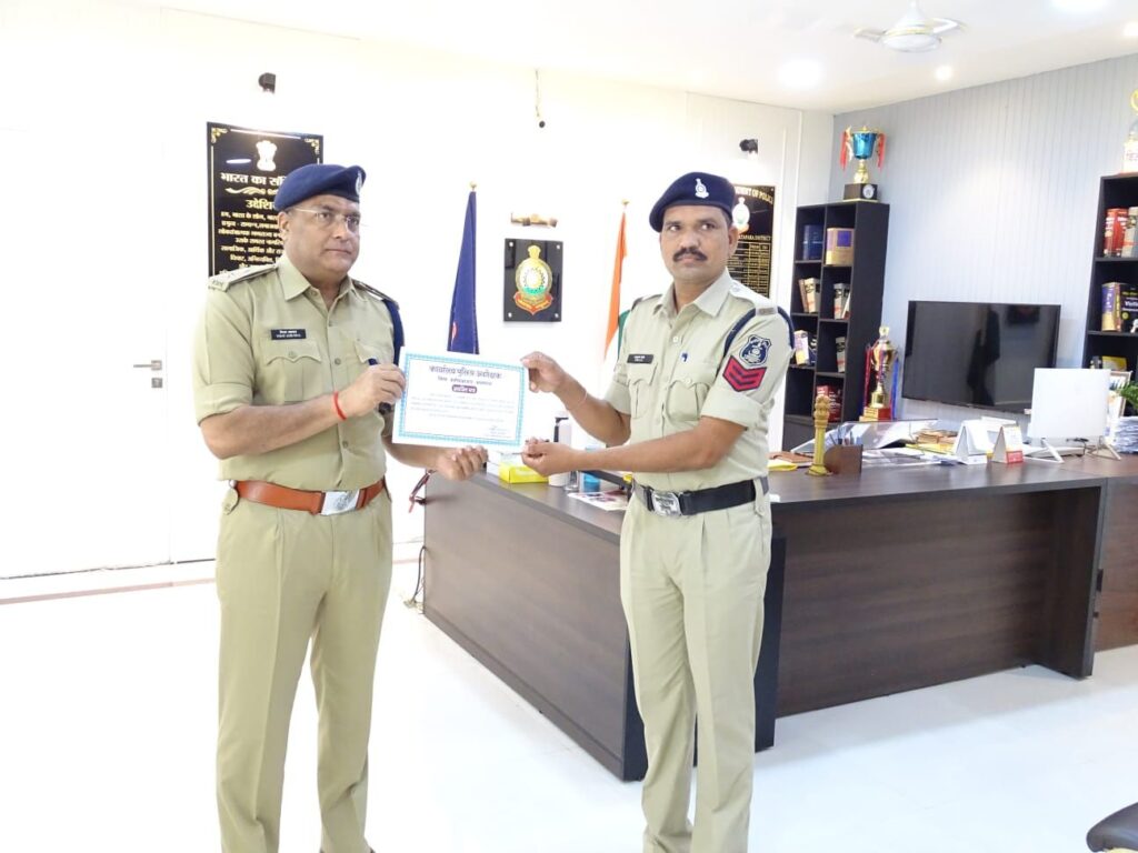 प्रशंसनीय एवं उत्कृष्ट कार्य करने वाले कुल 22 पुलिस अधिकारी कर्मचारियों एवं पुलिस की सहायता करने वाले तीन गुड सेमीरिटन को किया गया सम्मानित। 6 img 20240910 wa0141497325432102020572