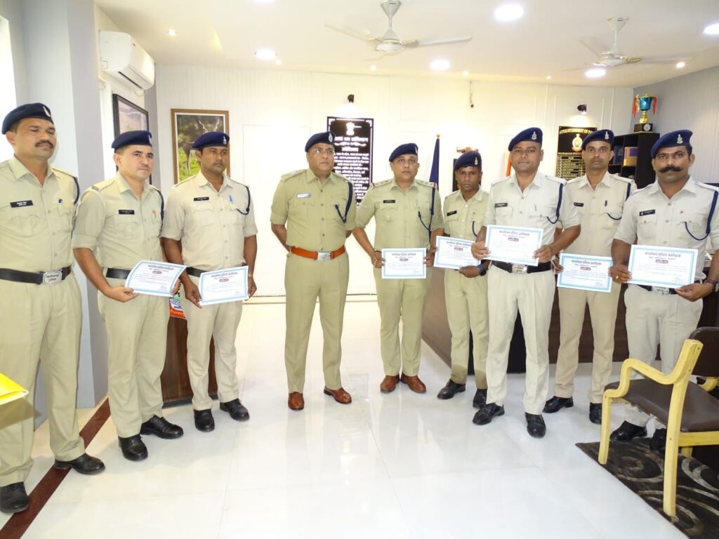 प्रशंसनीय एवं उत्कृष्ट कार्य करने वाले कुल 22 पुलिस अधिकारी कर्मचारियों एवं पुलिस की सहायता करने वाले तीन गुड सेमीरिटन को किया गया सम्मानित। 1 img 20240910 wa01427048855484268458681