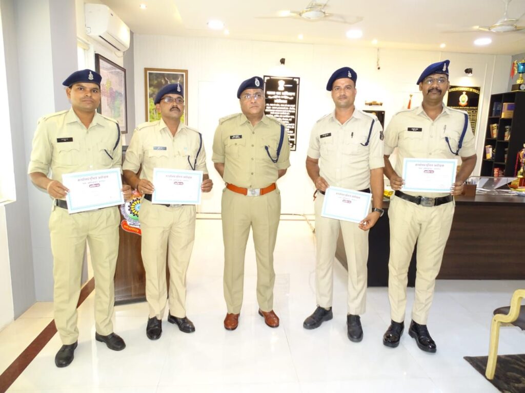 प्रशंसनीय एवं उत्कृष्ट कार्य करने वाले कुल 22 पुलिस अधिकारी कर्मचारियों एवं पुलिस की सहायता करने वाले तीन गुड सेमीरिटन को किया गया सम्मानित। 2 img 20240910 wa01434562380868432521998