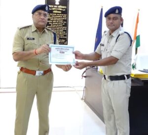 प्रशंसनीय एवं उत्कृष्ट कार्य करने वाले कुल 22 पुलिस अधिकारी कर्मचारियों एवं पुलिस की सहायता करने वाले तीन गुड सेमीरिटन को किया गया सम्मानित। 7 img 20240910 wa01456111764710311884424