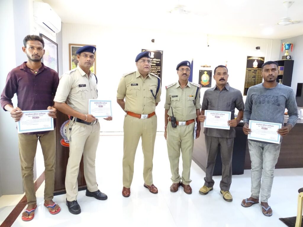 प्रशंसनीय एवं उत्कृष्ट कार्य करने वाले कुल 22 पुलिस अधिकारी कर्मचारियों एवं पुलिस की सहायता करने वाले तीन गुड सेमीरिटन को किया गया सम्मानित। 4 img 20240910 wa01468687383625062757627