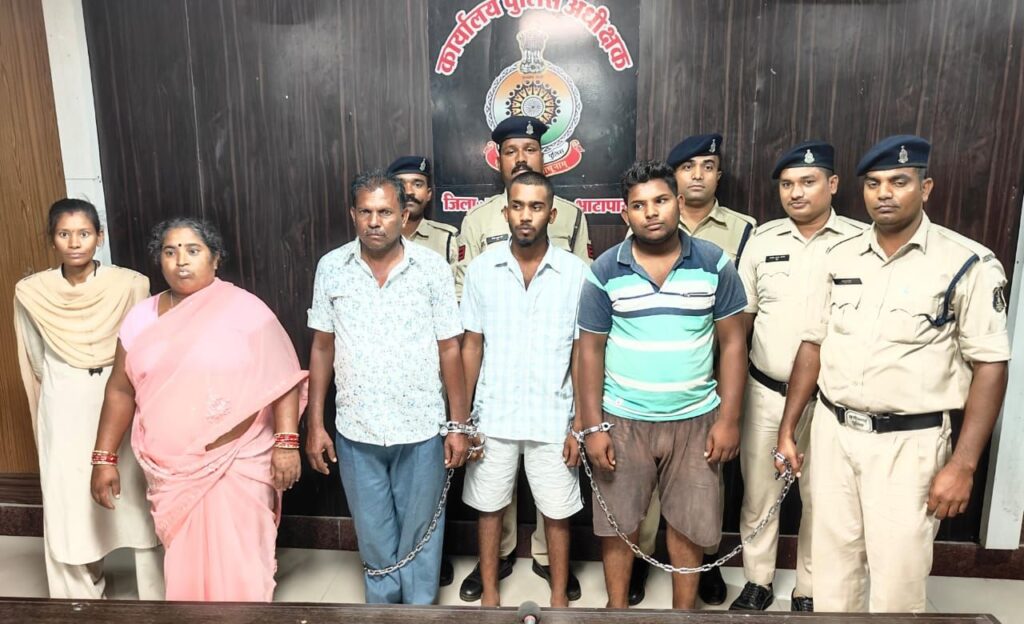 थाना कसडोल पुलिस द्वारा चार लोगों की नृशंस हत्या करने वाले एक अपचारी बालिका सहित 05 आरोपियों को किया गया गिरफ्तार । 1 img 20240913 wa02623299908558053982662