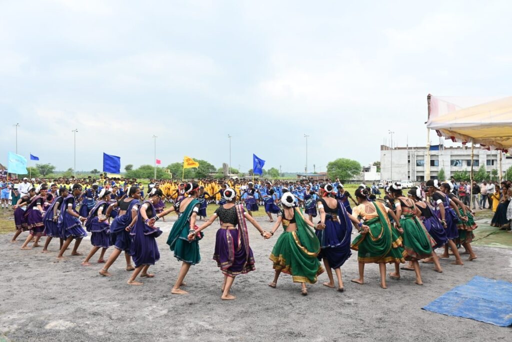 शिक्षा के साथ खेलकूद व सांस्कृतिक कार्यक्रमों में भी भाग लेना जरुरी सांसद कमलेश जांगड़े 7 img 20240917 wa03484562693851328030639