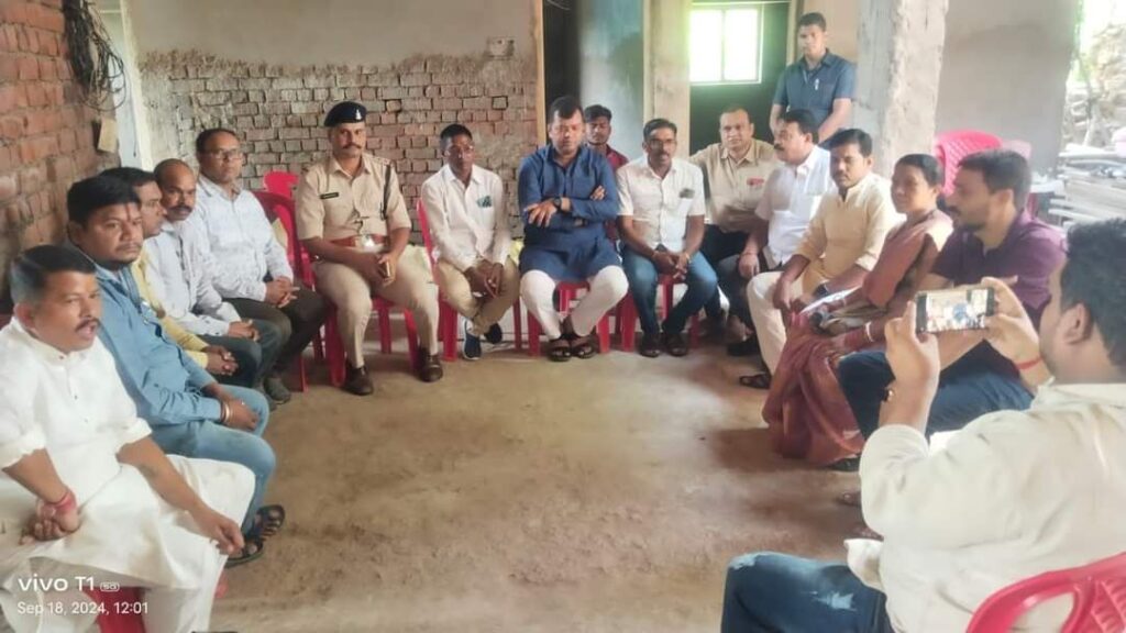 छरछेद में मृतक परिवार से मिले विधायक संदीप साहू दोषियों पर कड़ी कार्यवाही का दिलाया भरोसा । 1 img 20240919 wa00357646438488929016386