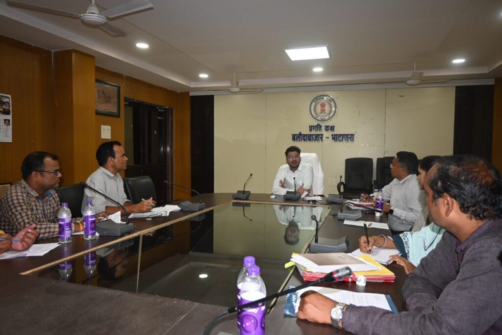 मवेशियों को सडक पर खुला छोड़ने वाले पशु मालिकों पर हो कार्यवाही - कलेक्टर 1 img 20240924 wa03616105675433397004048