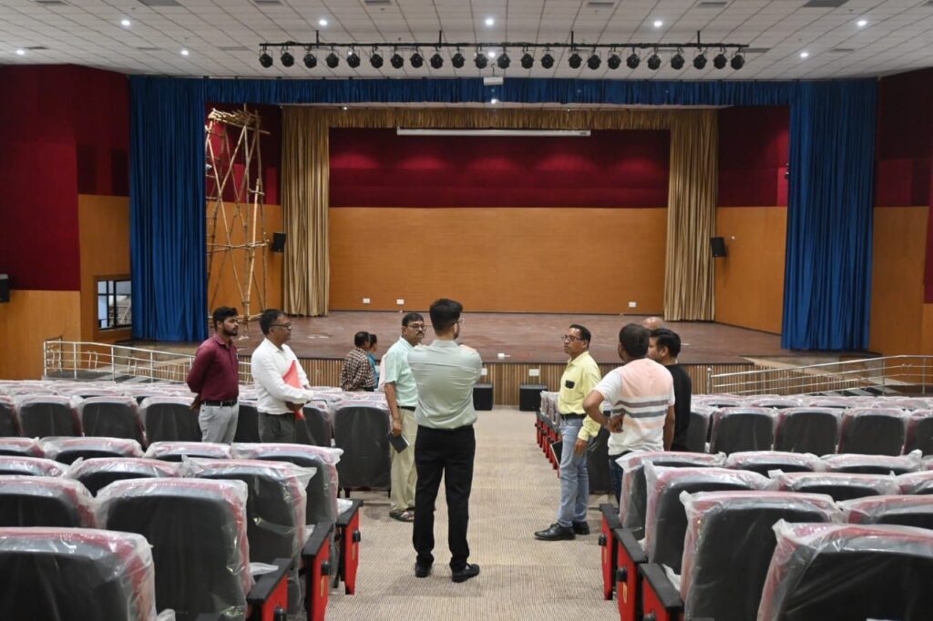 1000 सीटर अत्याधुनिक आडिटोरियम की सौगात जल्द ही,कलेक्टर ने निरीक्षण कर लिया जायजा 4 img 20240928 wa01034400375043874656779