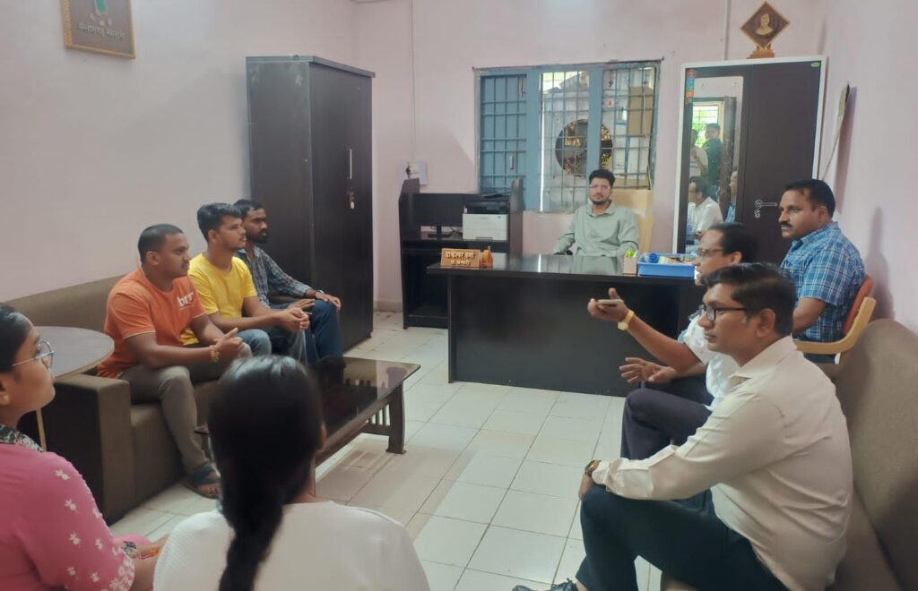 कलेक्टर ने जिला ग्रंथालय का किया निरीक्षण,पढ़ने के लिए जल्द ही मिलेंगी फ्री वाई फाई की सुविधा 1 img 20240928 wa01062224615744819574444