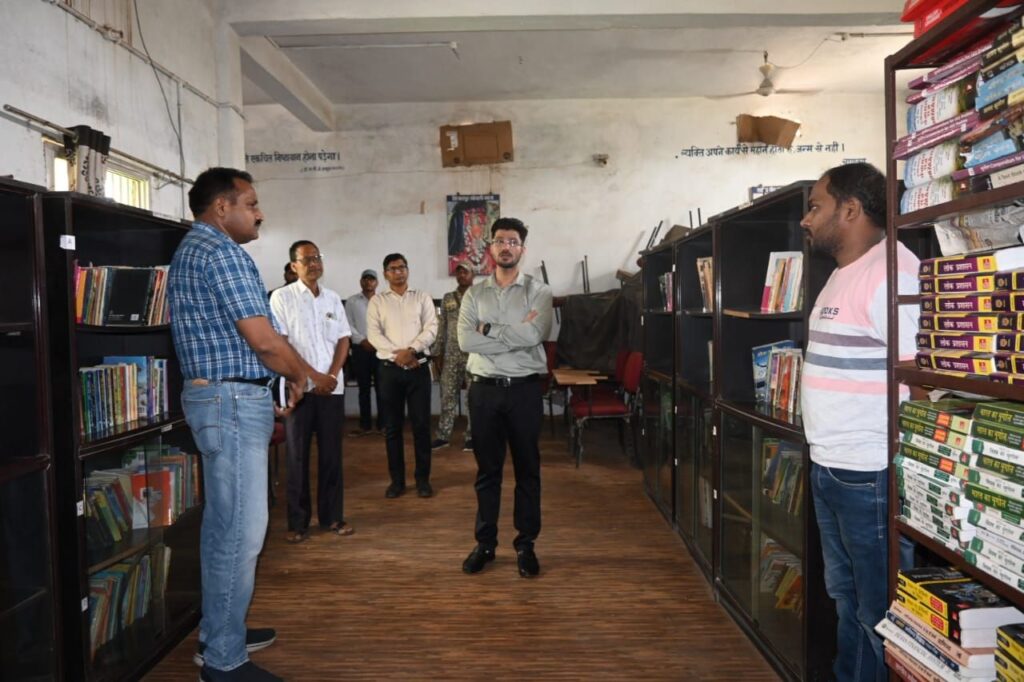 कलेक्टर ने जिला ग्रंथालय का किया निरीक्षण,पढ़ने के लिए जल्द ही मिलेंगी फ्री वाई फाई की सुविधा 3 img 20240928 wa01085540128129460699072