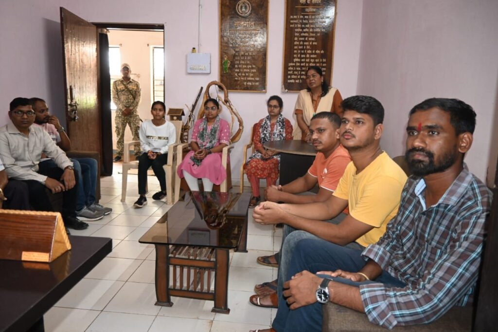 कलेक्टर ने जिला ग्रंथालय का किया निरीक्षण,पढ़ने के लिए जल्द ही मिलेंगी फ्री वाई फाई की सुविधा 2 img 20240928 wa01102170653160166601464
