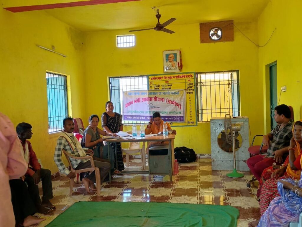 गांव गांव में हो रहा है आवास चौपाल का आयोजन,हितग्रहियो को किया जा रहा है प्रेरित। 5 img 20240930 wa01078873535095329480024