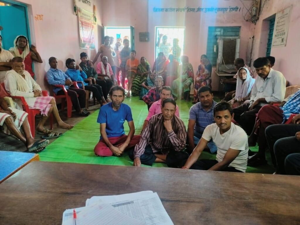 गांव गांव में हो रहा है आवास चौपाल का आयोजन,हितग्रहियो को किया जा रहा है प्रेरित। 4 img 20240930 wa01084156462578256739719