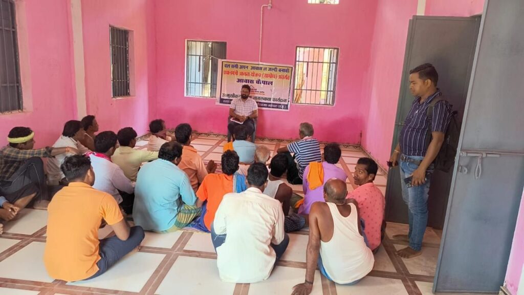 गांव गांव में हो रहा है आवास चौपाल का आयोजन,हितग्रहियो को किया जा रहा है प्रेरित। 3 img 20240930 wa01104052260742932245253