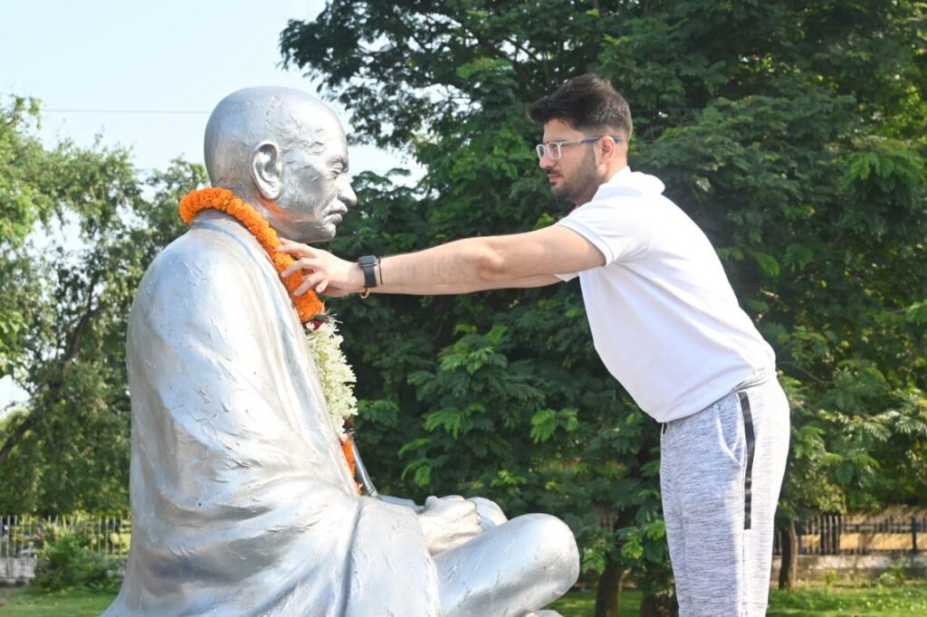 <br>राष्ट्रपिता महात्मा गांधी को कलेक्टर ने दी श्रद्धांजलि,स्वच्छता का लिया गया शपथ 1 img 20241002 wa02991375674582711455107