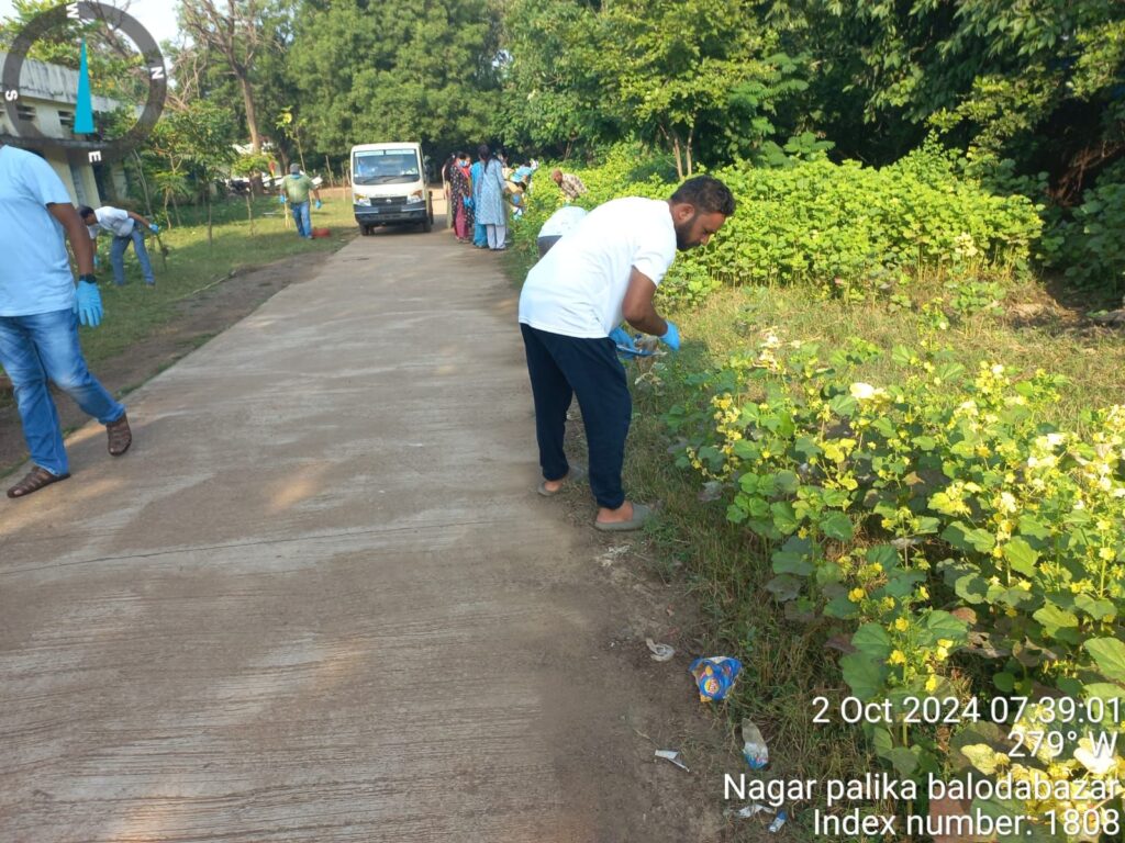 <br>राष्ट्रपिता महात्मा गांधी को कलेक्टर ने दी श्रद्धांजलि,स्वच्छता का लिया गया शपथ 6 img 20241002 wa03026526528885028550994