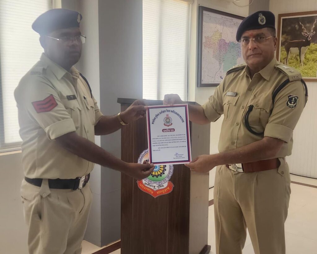 ग्राम छरछेद में घटित हत्याकांड में आरोपियों की गिरफ्तारी में उत्कृष्ट एवं सराहनीय कार्य करने वाले प्रधान आरक्षक राजू टंडन को किया गया सम्मानित। 1 img 20241004 wa03633966910323419031582