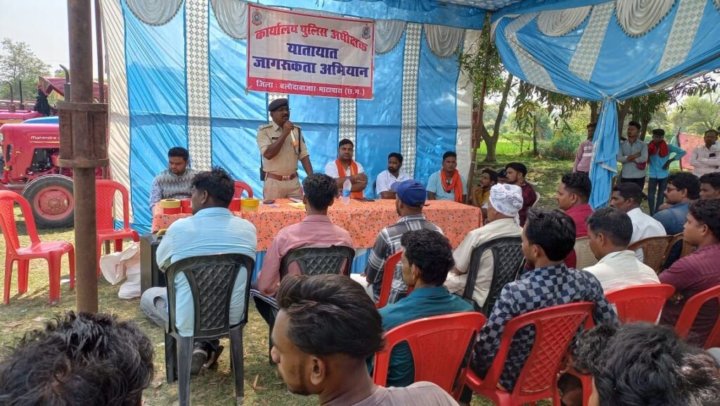 सड़क दुर्घटना रोकने यातायात विभाग ने 200 से अधिक टेक्टरों में लगवाया रेडियम 1 img 20241005 wa03195961609506176382653