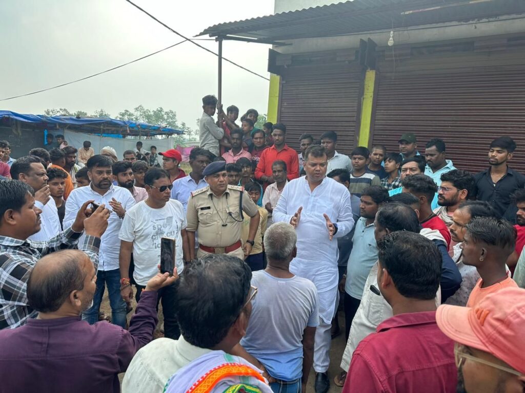 अवैध रेत परिवहन ट्रैक्टर ट्राली से कूचलाकर 8 वर्षीय बच्चे की दर्दनाक मौत परिजन को न्याय दिलाने धरने पर बैठे विधायक संदीप साहू 3 img 20241008 wa02466495442944776028446