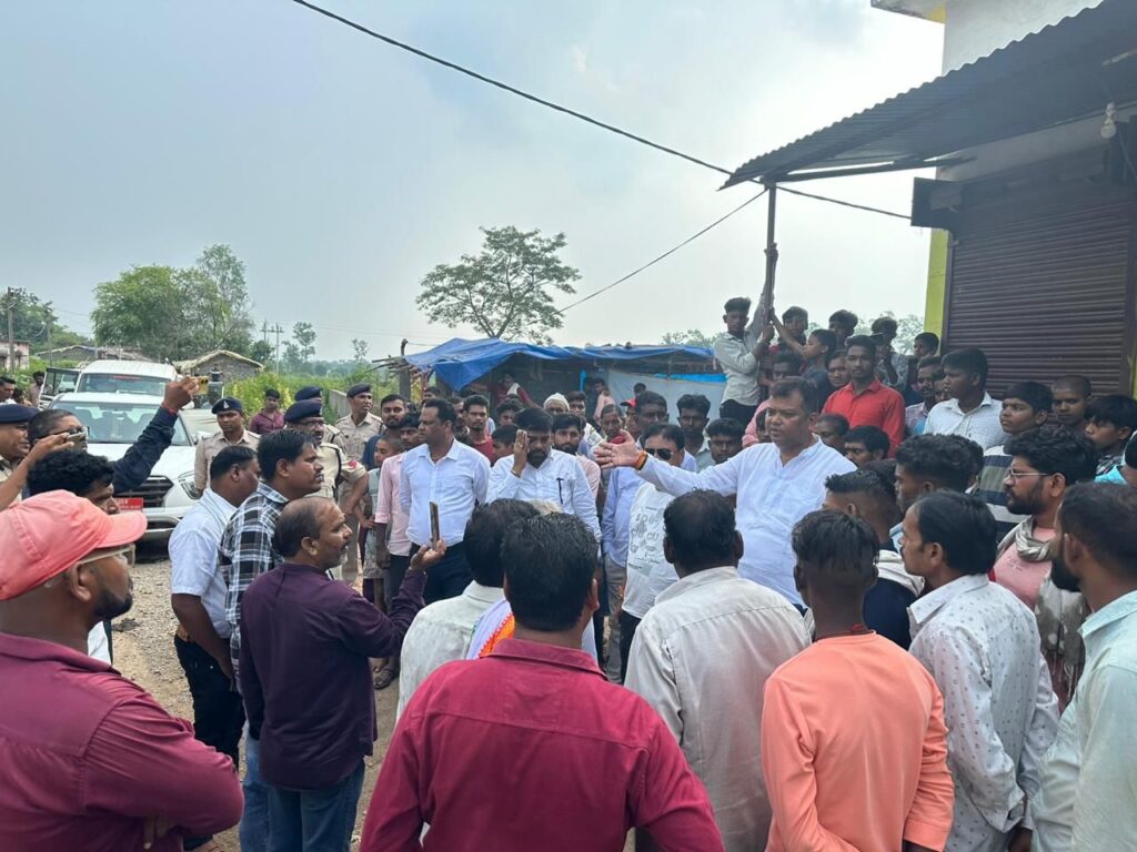 अवैध रेत परिवहन ट्रैक्टर ट्राली से कूचलाकर 8 वर्षीय बच्चे की दर्दनाक मौत परिजन को न्याय दिलाने धरने पर बैठे विधायक संदीप साहू 1 img 20241008 wa02478164342627704437902