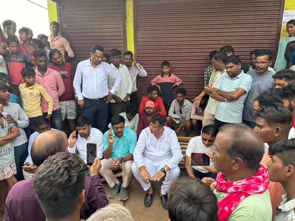 अवैध रेत परिवहन ट्रैक्टर ट्राली से कूचलाकर 8 वर्षीय बच्चे की दर्दनाक मौत परिजन को न्याय दिलाने धरने पर बैठे विधायक संदीप साहू 2 img 20241008 wa02488719884031436508591
