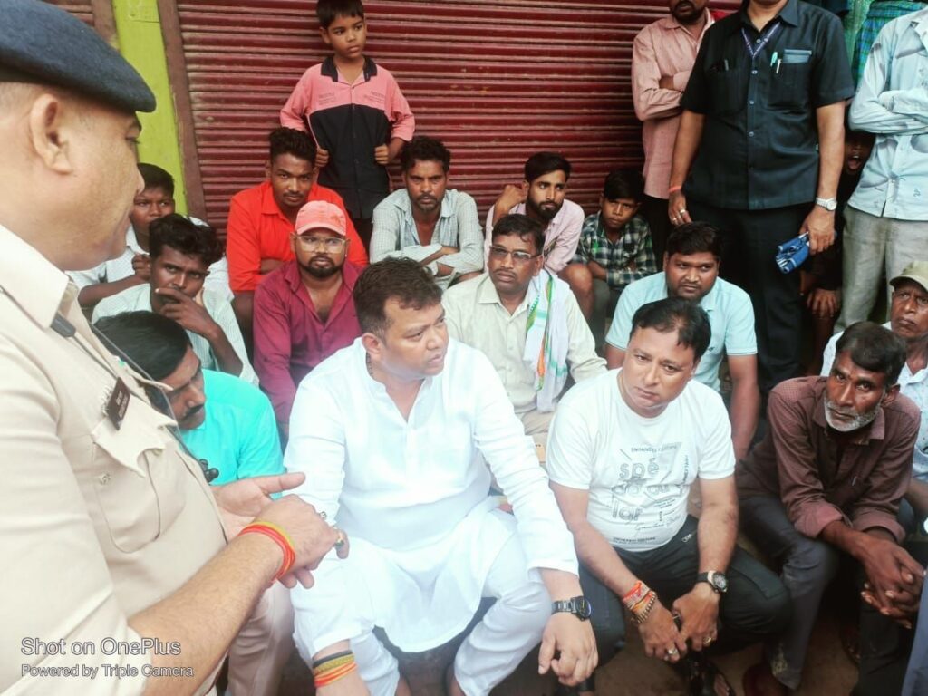 अवैध रेत परिवहन ट्रैक्टर ट्राली से कूचलाकर 8 वर्षीय बच्चे की दर्दनाक मौत परिजन को न्याय दिलाने धरने पर बैठे विधायक संदीप साहू 5 img 20241008 wa02493942406797508690135
