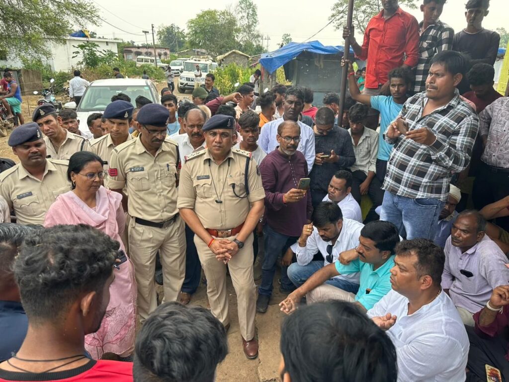 अवैध रेत परिवहन ट्रैक्टर ट्राली से कूचलाकर 8 वर्षीय बच्चे की दर्दनाक मौत परिजन को न्याय दिलाने धरने पर बैठे विधायक संदीप साहू 4 img 20241008 wa02503142991978225207163