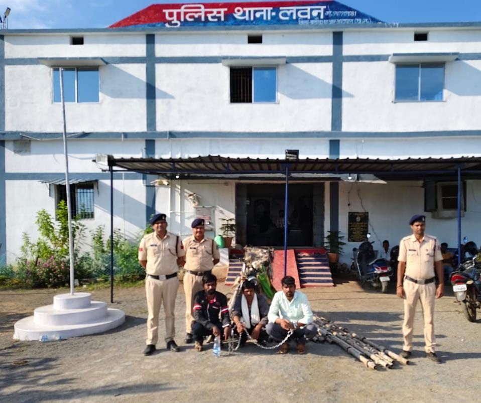 थाना लवन पुलिस द्वारा स्वामी आत्मानंद स्कूल लवन में चोरी करने वाले 03 आरोपियों को किया गया गिरफ्तार। 1 img 20241011 wa03193943263938444946076