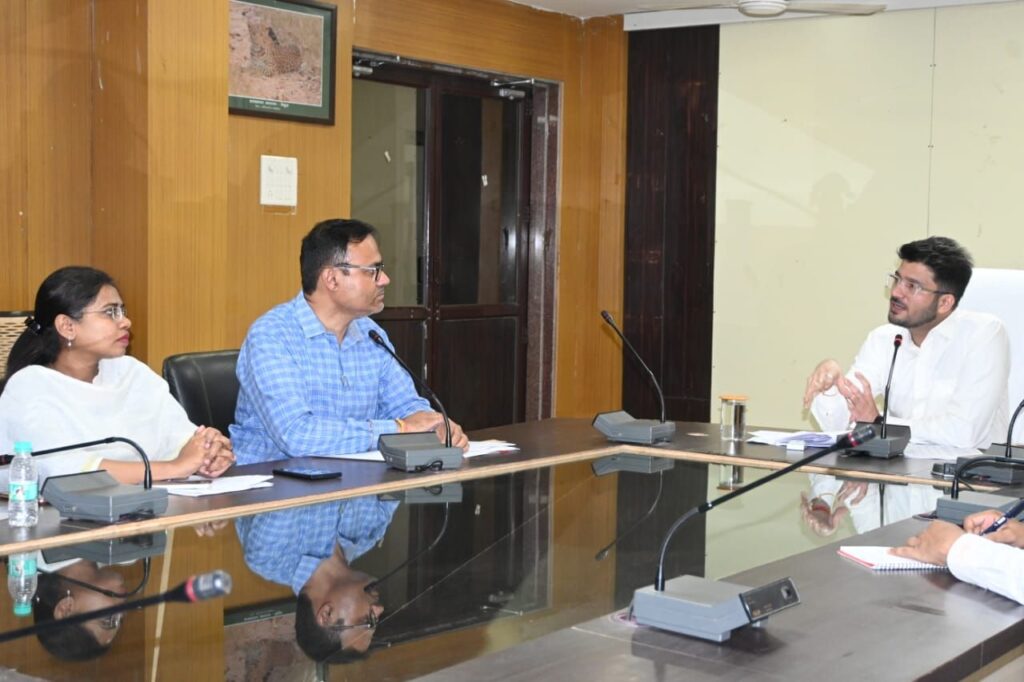 तय समय पर चावल जमा नहीं करने वाले मिलरों को करें ब्लैक लिस्टेड - कलेक्टऱ 1 img 20241019 wa00714412502842973163094