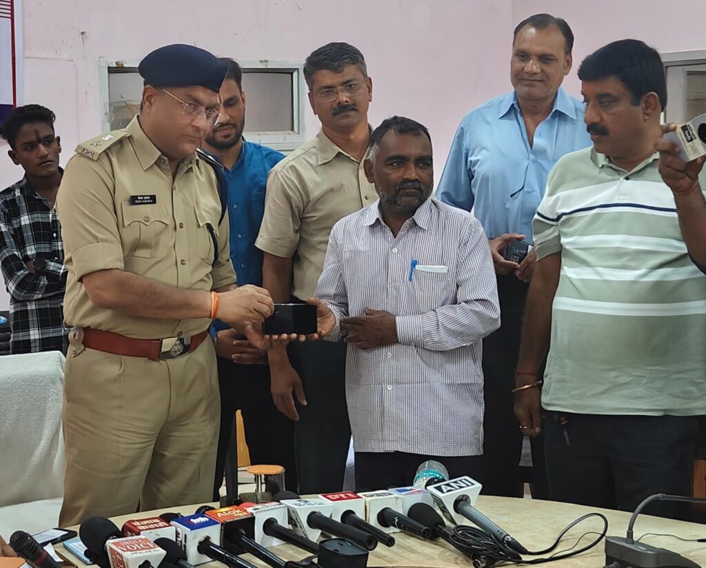 जिला बलौदाबाजार-भाटापारा पुलिस द्वारा विशेष अभियान चलाकर 156 नग गुम मोबाईल किया गया रिकवर 8 img 20241023 wa02767533834452443073051