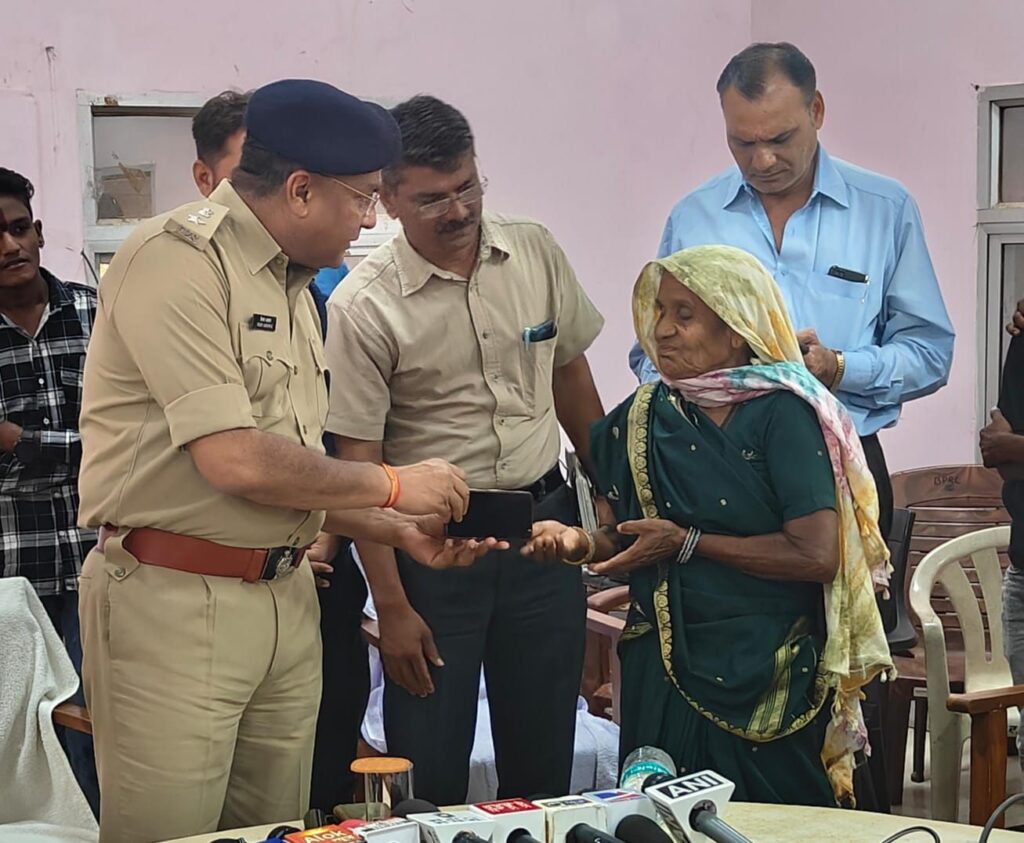 जिला बलौदाबाजार-भाटापारा पुलिस द्वारा विशेष अभियान चलाकर 156 नग गुम मोबाईल किया गया रिकवर 1 img 20241023 wa02778352045423531041677