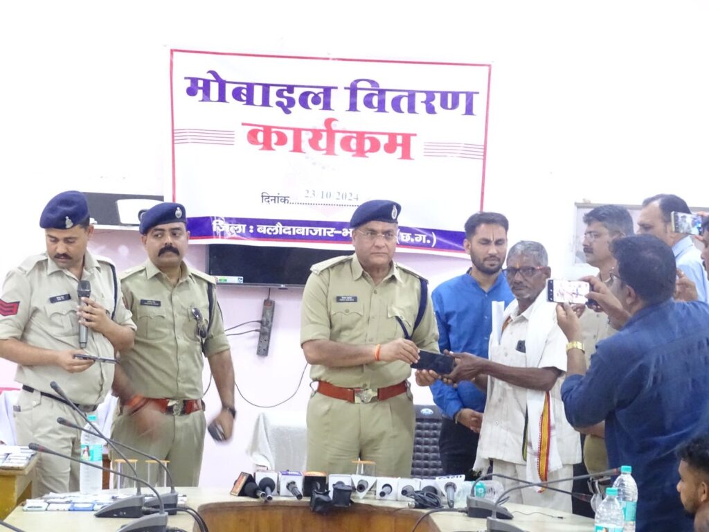 जिला बलौदाबाजार-भाटापारा पुलिस द्वारा विशेष अभियान चलाकर 156 नग गुम मोबाईल किया गया रिकवर 7 img 20241023 wa02784906181610338827356