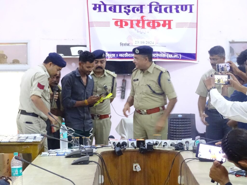 जिला बलौदाबाजार-भाटापारा पुलिस द्वारा विशेष अभियान चलाकर 156 नग गुम मोबाईल किया गया रिकवर 9 img 20241023 wa02792535356477398755126