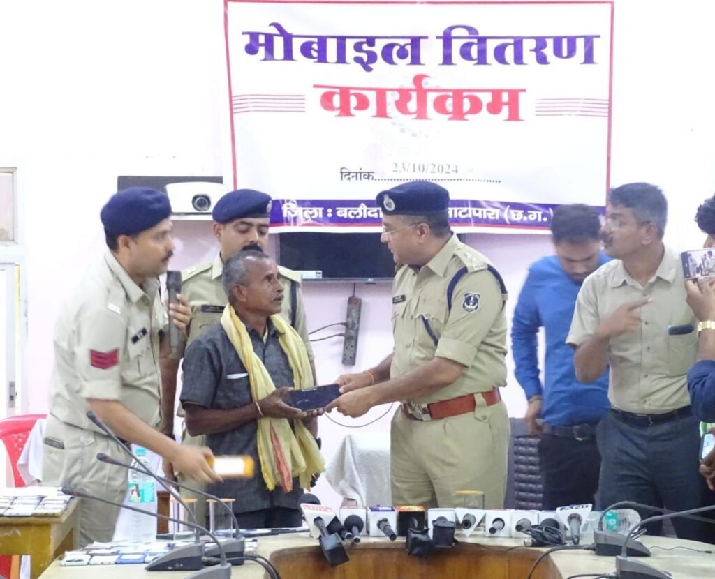 जिला बलौदाबाजार-भाटापारा पुलिस द्वारा विशेष अभियान चलाकर 156 नग गुम मोबाईल किया गया रिकवर 6 img 20241023 wa02803784645756922724266