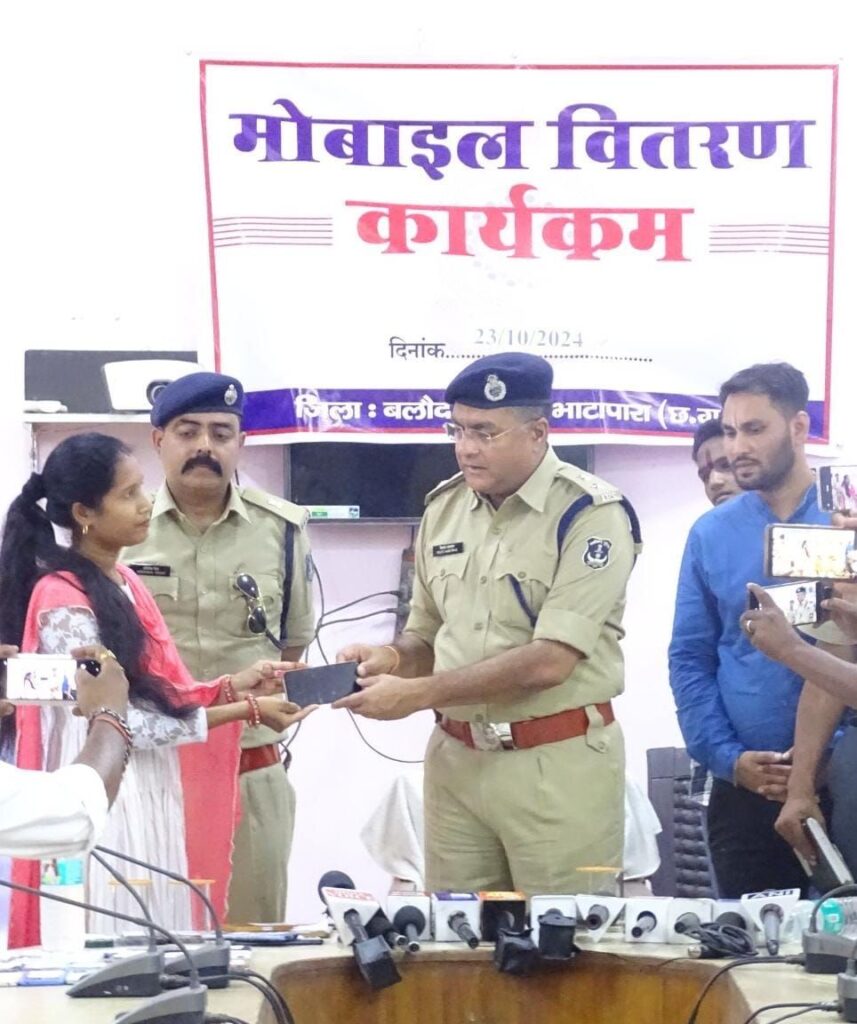 जिला बलौदाबाजार-भाटापारा पुलिस द्वारा विशेष अभियान चलाकर 156 नग गुम मोबाईल किया गया रिकवर 3 img 20241023 wa02815064390429921439711