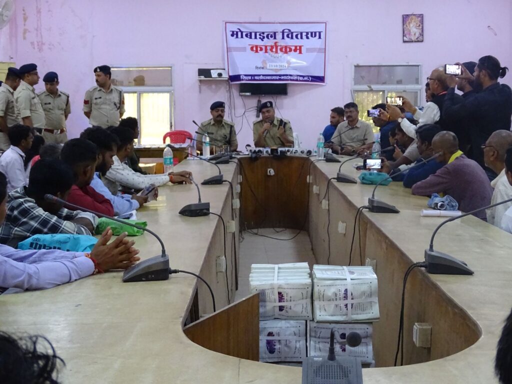 जिला बलौदाबाजार-भाटापारा पुलिस द्वारा विशेष अभियान चलाकर 156 नग गुम मोबाईल किया गया रिकवर 5 img 20241023 wa02822146876997079309205