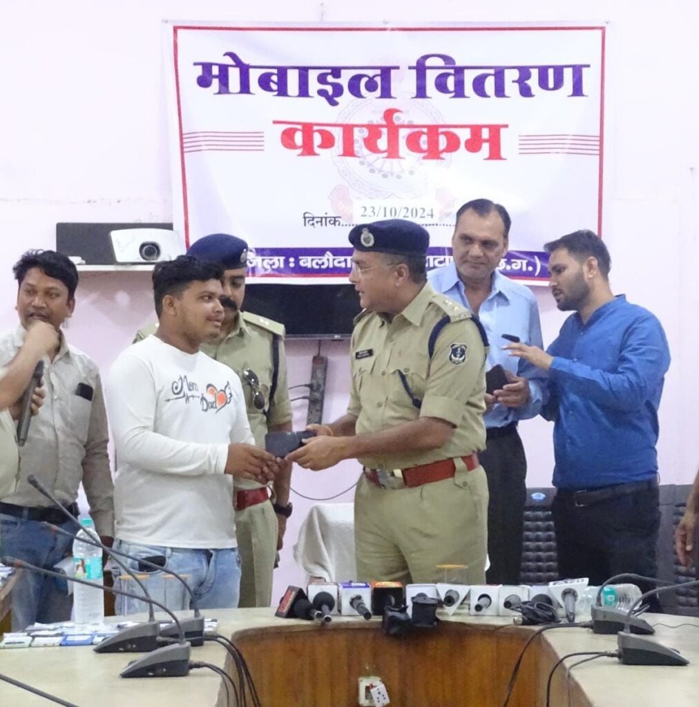 जिला बलौदाबाजार-भाटापारा पुलिस द्वारा विशेष अभियान चलाकर 156 नग गुम मोबाईल किया गया रिकवर 4 img 20241023 wa02832249342739953625367