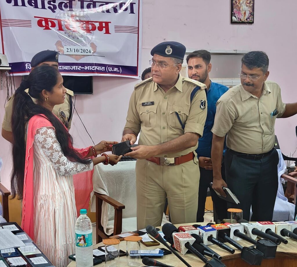 जिला बलौदाबाजार-भाटापारा पुलिस द्वारा विशेष अभियान चलाकर 156 नग गुम मोबाईल किया गया रिकवर 2 img 20241023 wa02845269183358288599806